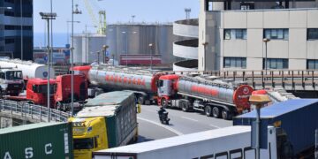 Sale l’allarme carburanti, il governo convoca l’autotrasporto