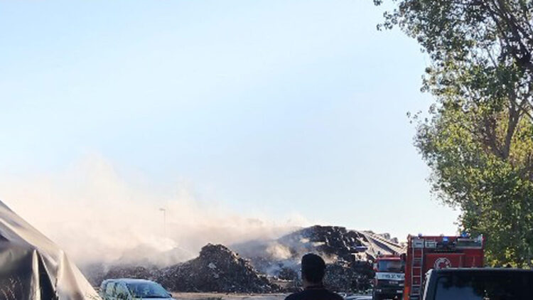 Nel Napoletano ancora fiamme nel sito di stoccaggio, terzo rogo in un mese