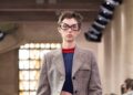 Mix di tailoring e sportswear sfila a Parigi con Miu Miu