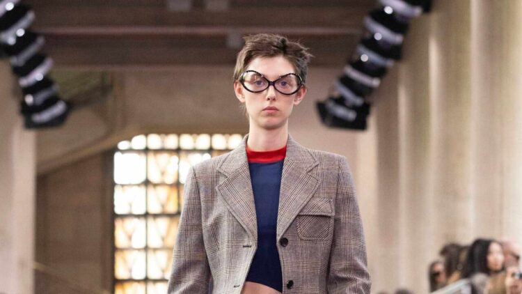 Mix di tailoring e sportswear sfila a Parigi con Miu Miu