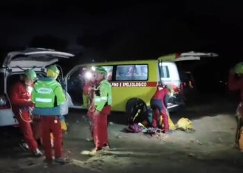 Frana in una grotta in Sardegna, è vivo lo speleologo bloccato