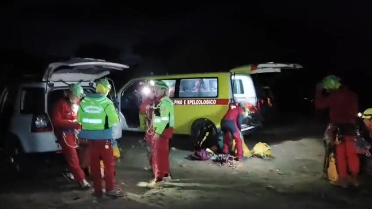 Frana in una grotta in Sardegna, è vivo lo speleologo bloccato