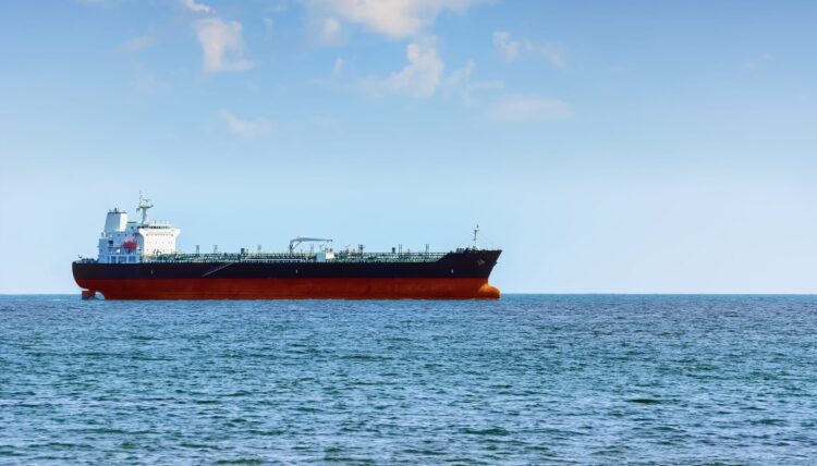 Il petrolio torna a uscire da Hormuz, 80% dei livelli pre-guerra: perché il greggio allora non cala?