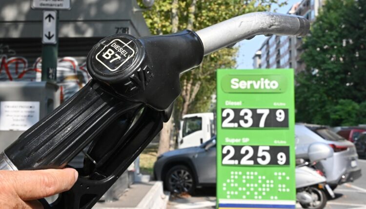 Niente accise mobili, il Governo frena sugli sconti dopo il ritorno del price cap