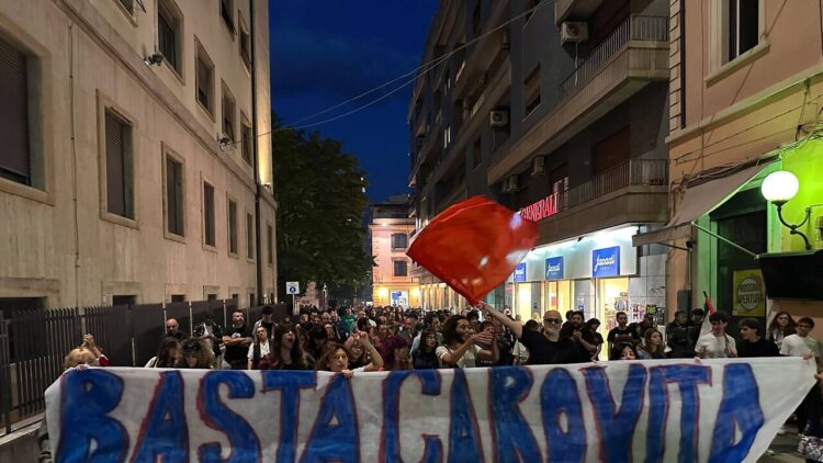 Corteo a Cosenza contro il caro carburante, traffico in tilt