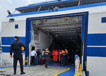 Traghetto si incaglia nel porto di Procida, disagi per 115 passeggeri