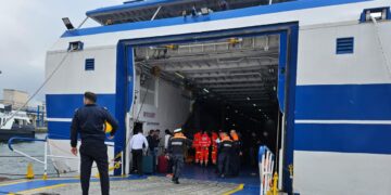 Traghetto si incaglia nel porto di Procida, disagi per 115 passeggeri