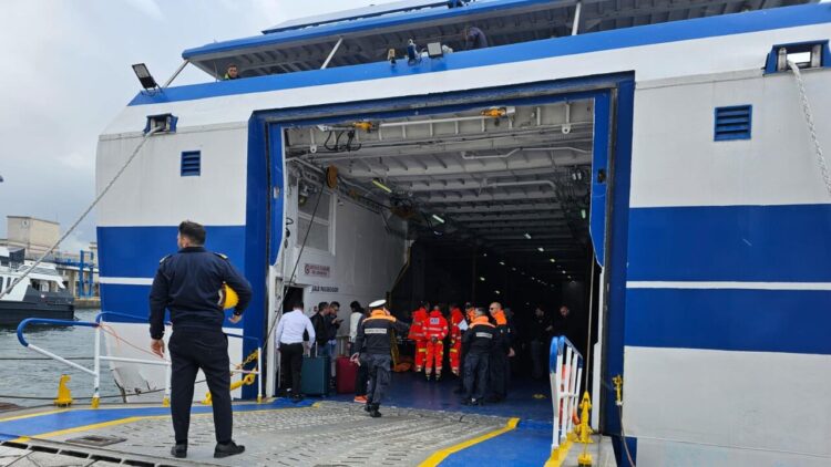 Traghetto si incaglia nel porto di Procida, disagi per 115 passeggeri
