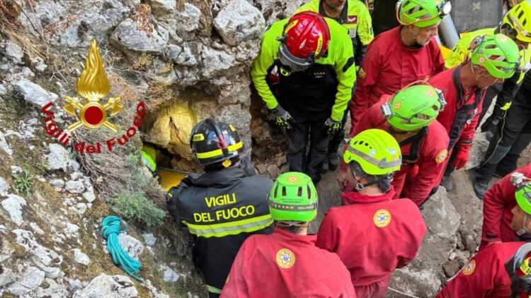 Estratto vivo lo speleologo bloccato nella grotta in Sardegna