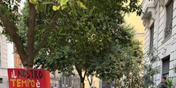 Contro caro affitti tornano tende studenti davanti alla Federico II di Napoli