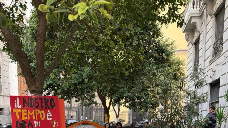 Contro caro affitti tornano tende studenti davanti alla Federico II di Napoli