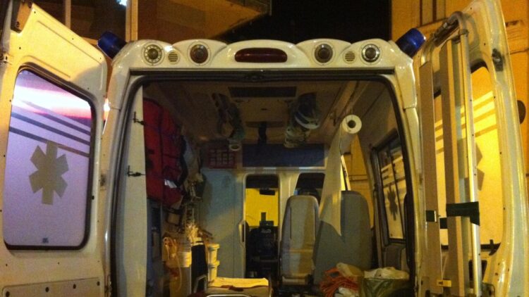 Fiamme in appartamento nel Casertano, poliziotti salvano madre e figlia