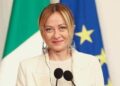 Sondaggi politici, Fratelli d’Italia primo partito: centrodestra avanti sul campo largo. Pd arretra