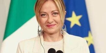Sondaggi politici, Fratelli d’Italia primo partito: centrodestra avanti sul campo largo. Pd arretra