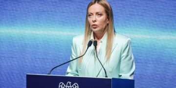 Meloni non molla la presa sull’energia, pressing su Ue per flessibilità: “Italia in Europa non per dire solo sì”