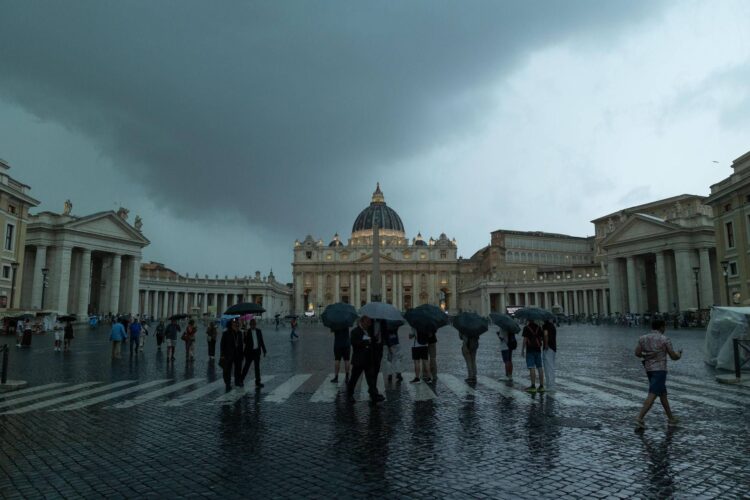 Meteo, arriva il maltempo: pioggia e temporali da Nord a Sud, poi torna il caldo